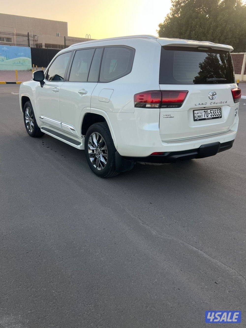 لاند كروز GXR الساير 2023 تون تيربو عداد 105 الف2