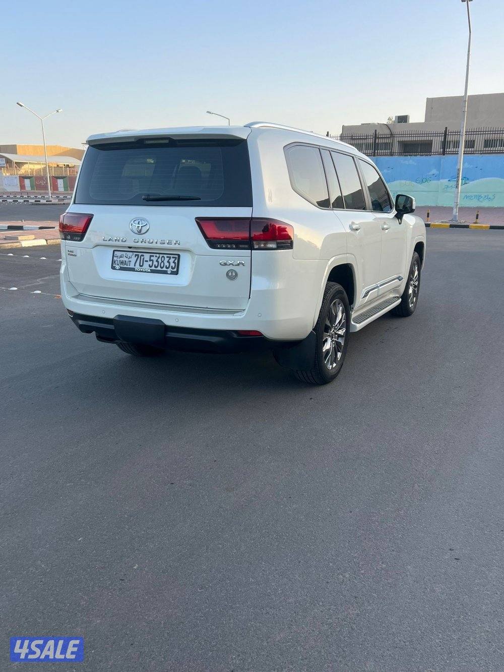 لاند كروز GXR الساير 2023 تون تيربو عداد 105 الف3