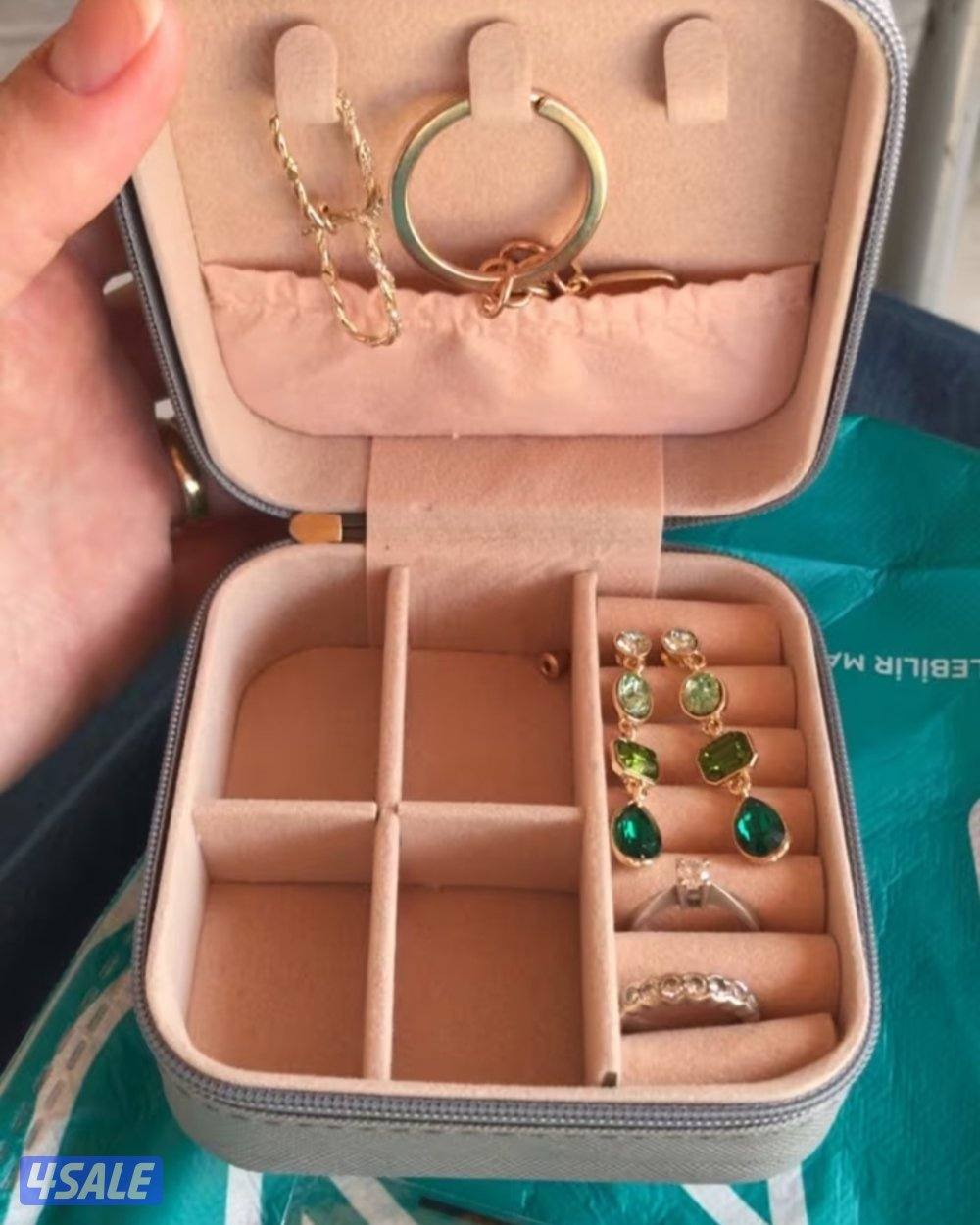 صندوق تنظيم المجوهرات العصري من الجلد الصناعي مع غطاء بسحاب وقماش ناعم1