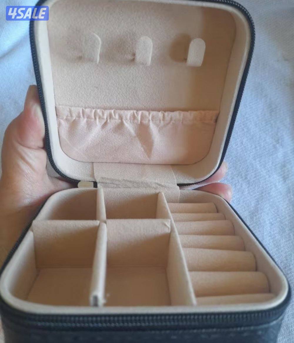 صندوق تنظيم المجوهرات العصري من الجلد الصناعي مع غطاء بسحاب وقماش ناعم2