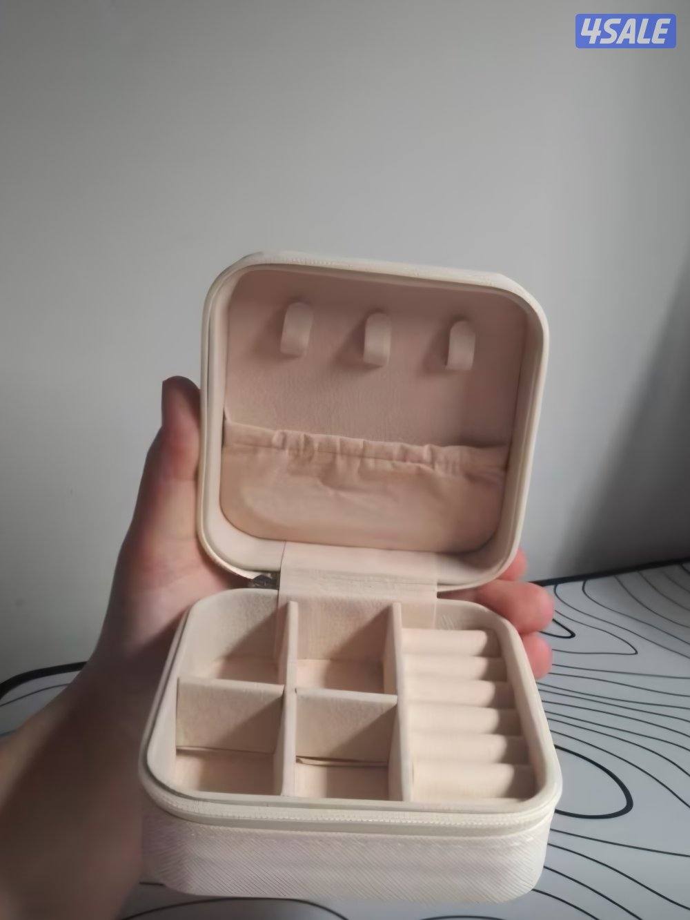 صندوق تنظيم المجوهرات العصري من الجلد الصناعي مع غطاء بسحاب وقماش ناعم4