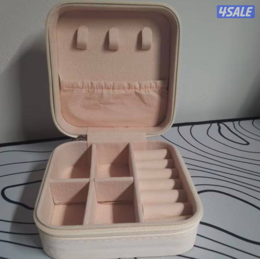 صندوق تنظيم المجوهرات العصري من الجلد الصناعي مع غطاء بسحاب وقماش ناعم6