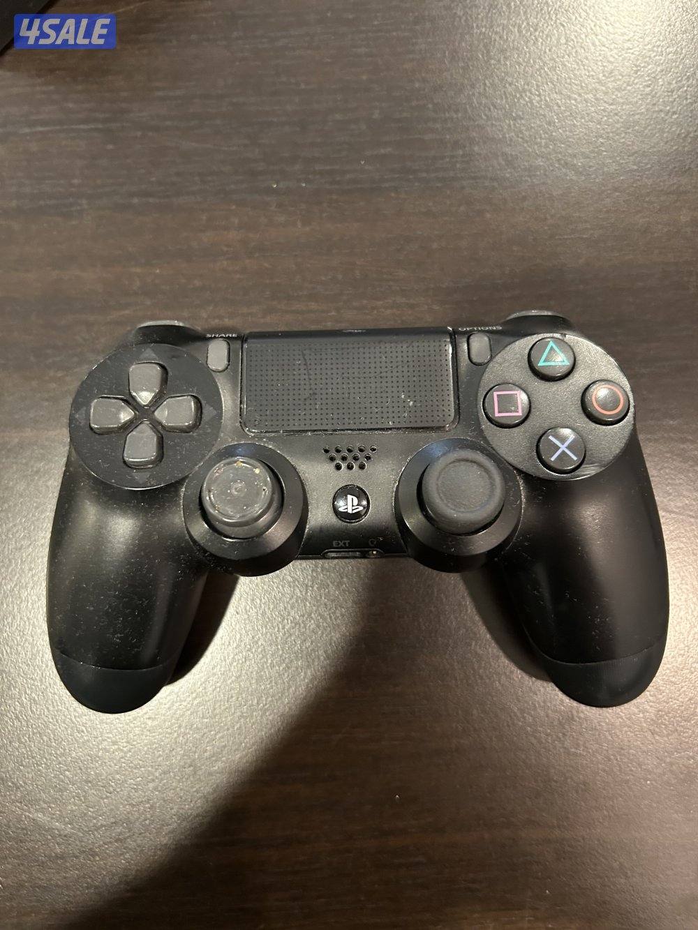 بليستيشن ٤ برو نظيف شبه جديد ( استعمال خفيف ) مع كنترولر نظيف1