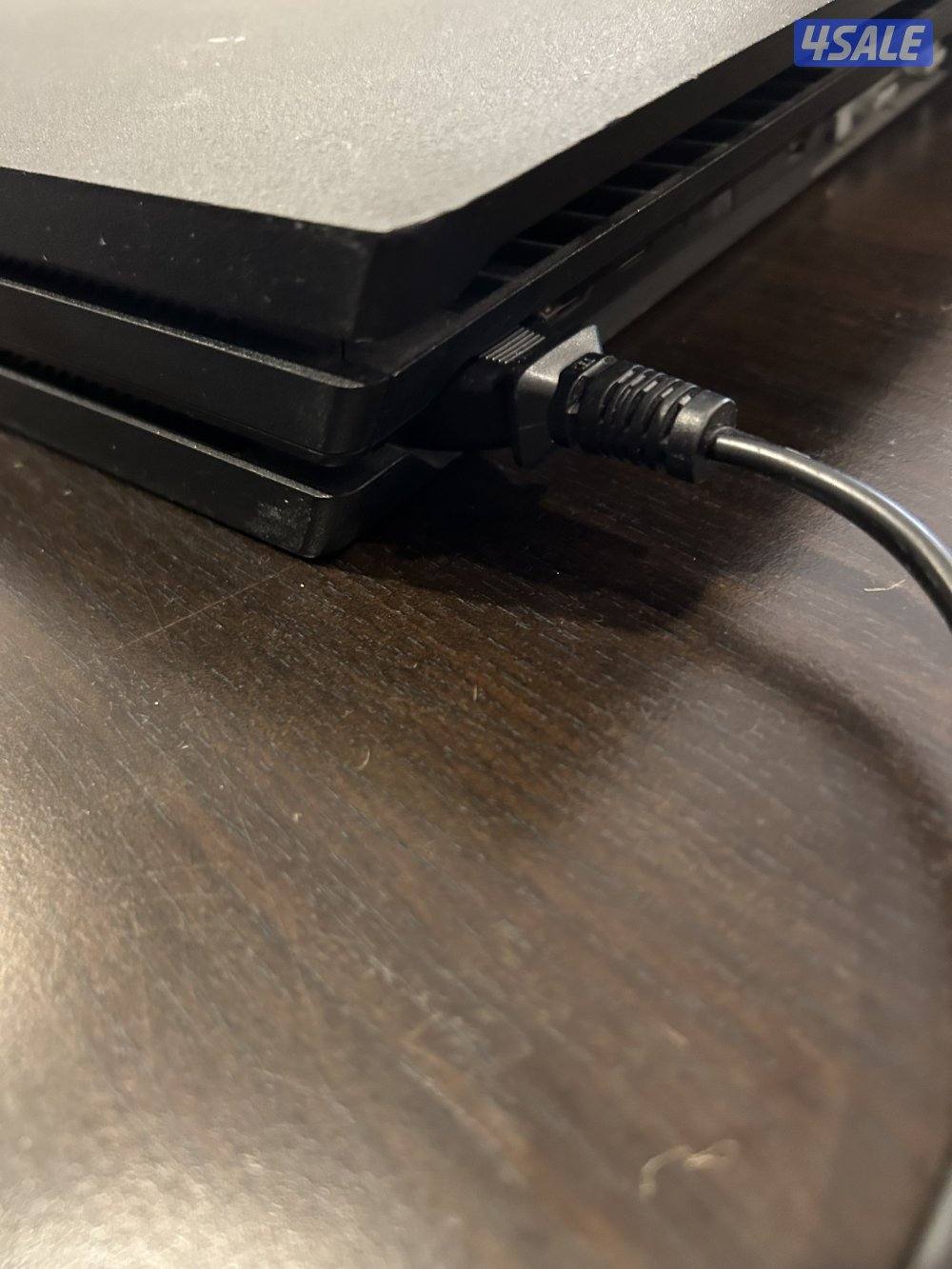 بليستيشن ٤ برو نظيف شبه جديد ( استعمال خفيف ) مع كنترولر نظيف2