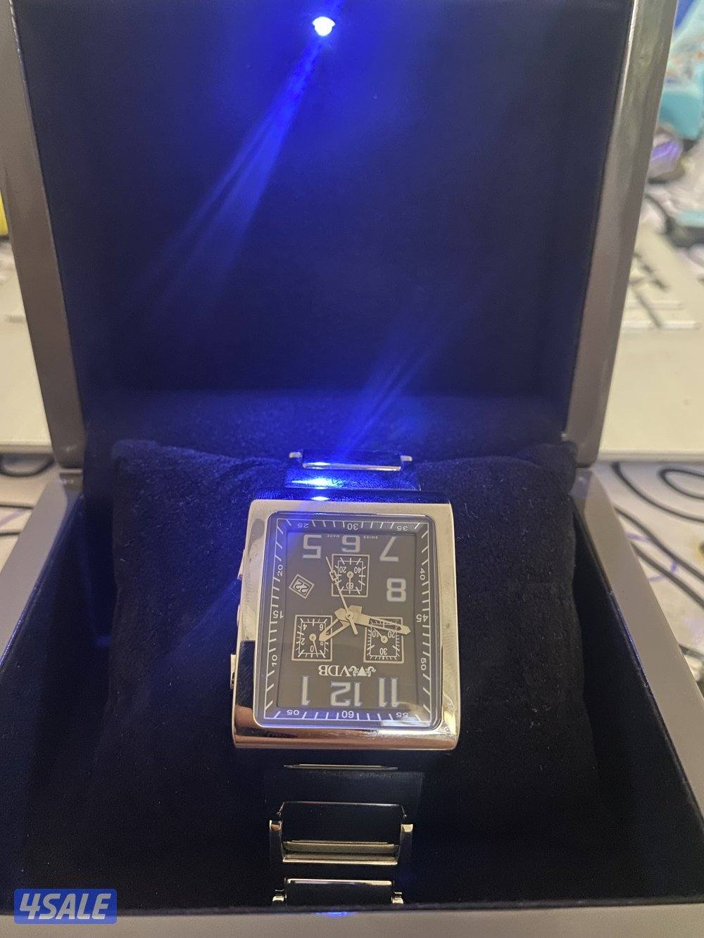 للبيع ساعه اصليه سعره تقريبا ٢٠٠ دينار من مجوهرات فيصل اصليه ١٠٠/١٠٠0