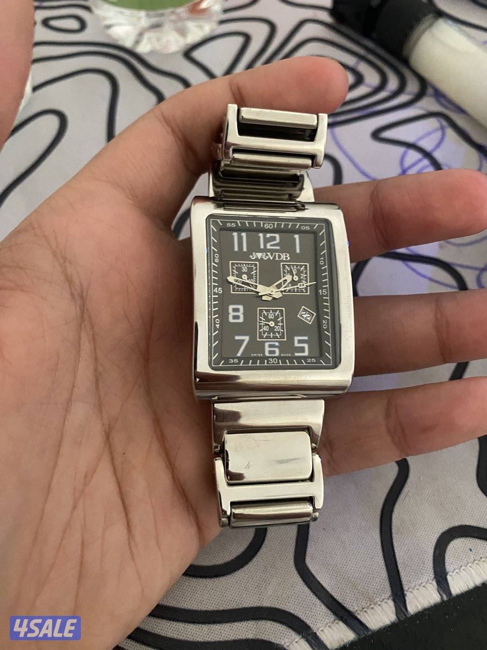 للبيع ساعه اصليه سعره تقريبا ٢٠٠ دينار من مجوهرات فيصل اصليه ١٠٠/١٠٠1