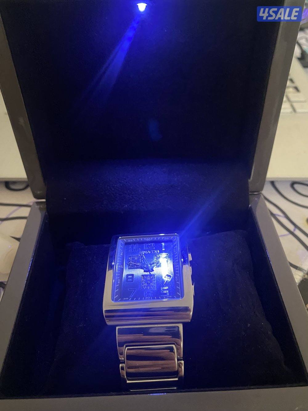 للبيع ساعه اصليه سعره تقريبا ٢٠٠ دينار من مجوهرات فيصل اصليه ١٠٠/١٠٠3