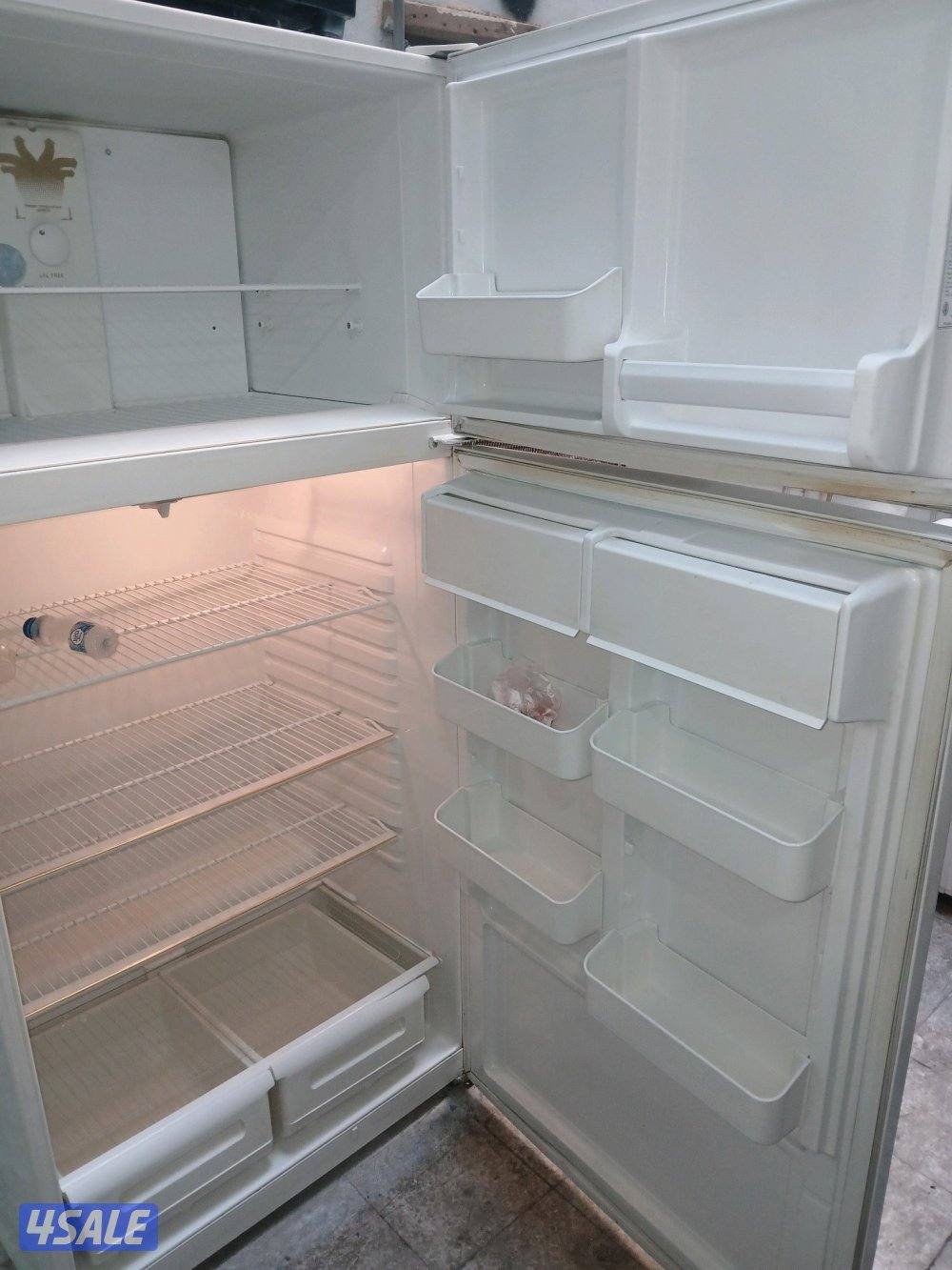 للبيع ثلاجه وانسا بحاله جيده جدا مع الكفالة والتوصيل عائلية 24قدم0