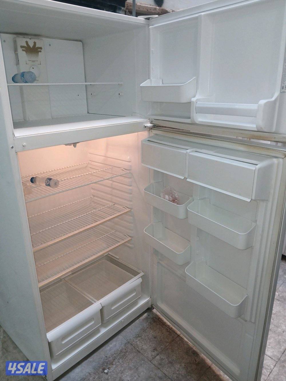 للبيع ثلاجه وانسا بحاله جيده جدا مع الكفالة والتوصيل عائلية 24قدم1