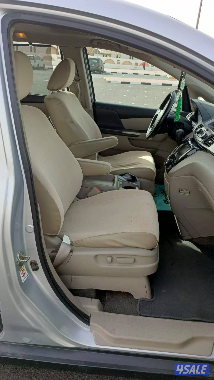 للبيع هوندا اوديسي 2015 سلفر3