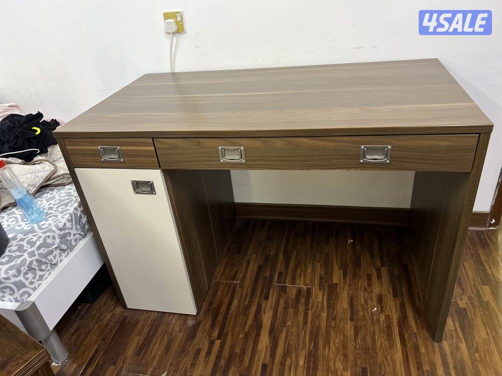 للبيع مكت خشب اصلي بتشطيب فخم ونظيف وبحالة ممتازة جدا0