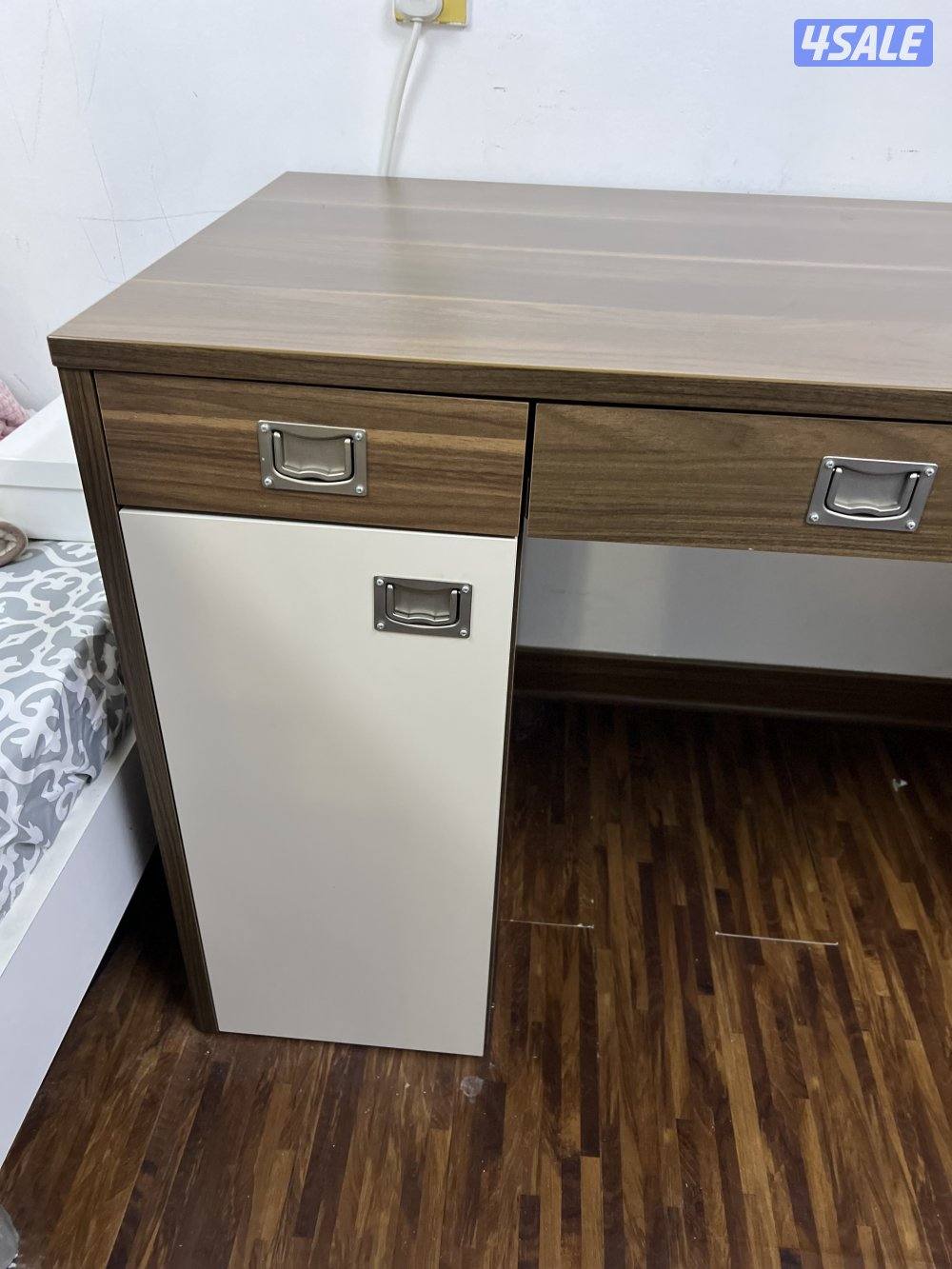 للبيع مكت خشب اصلي بتشطيب فخم ونظيف وبحالة ممتازة جدا3