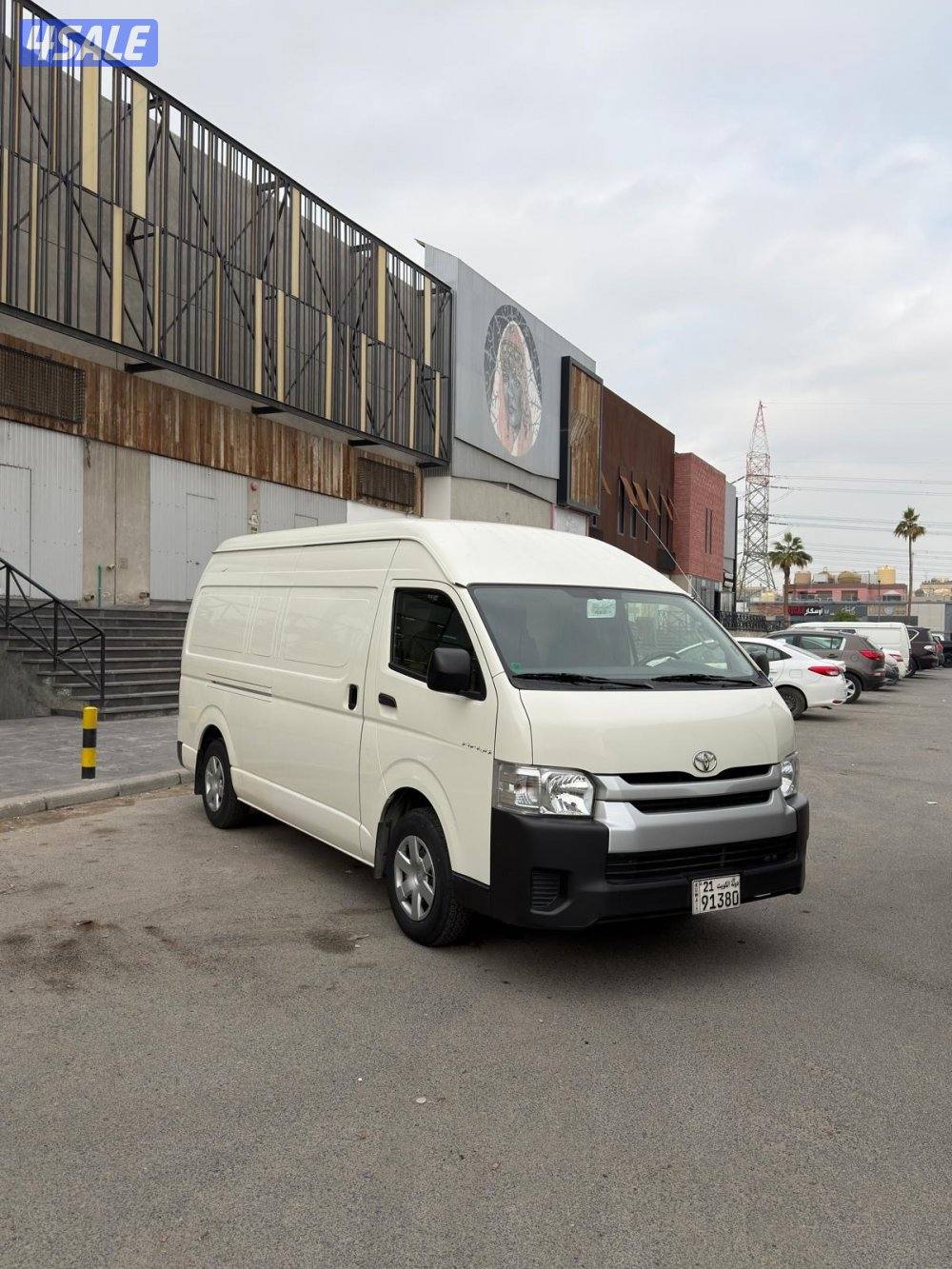 باص سقف عالي عداد 26 الف موديل 20233