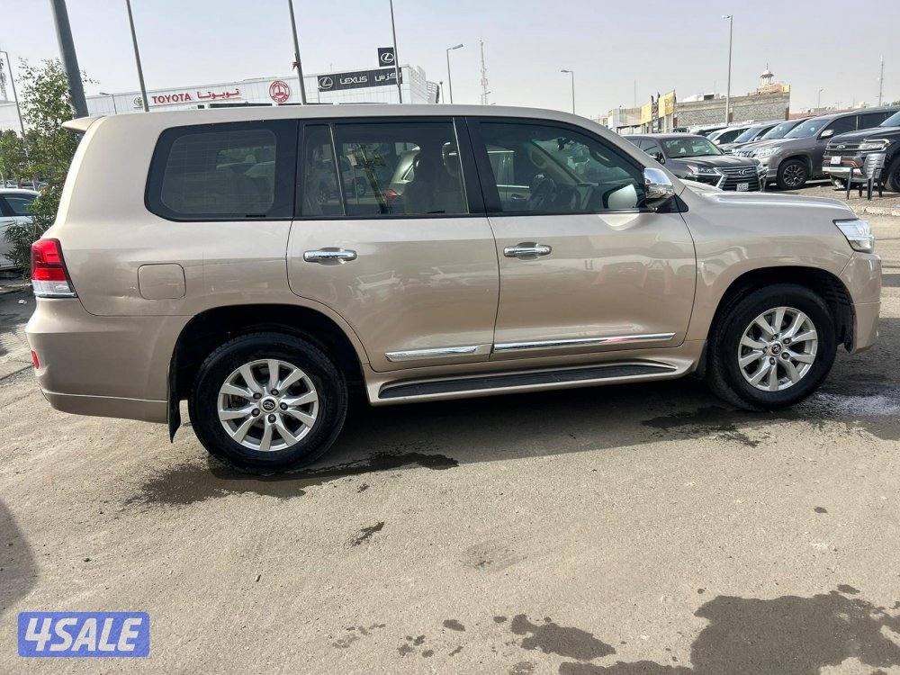 تويوتا لاند كروزر GX.R-V8 موديل 2017 ماشى 251.000 k.m  وارد الساير .3