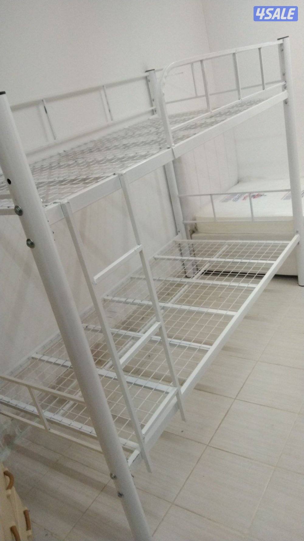 سرير حديد ومرتبه طبيه وبطانيه ومخده والملايات4