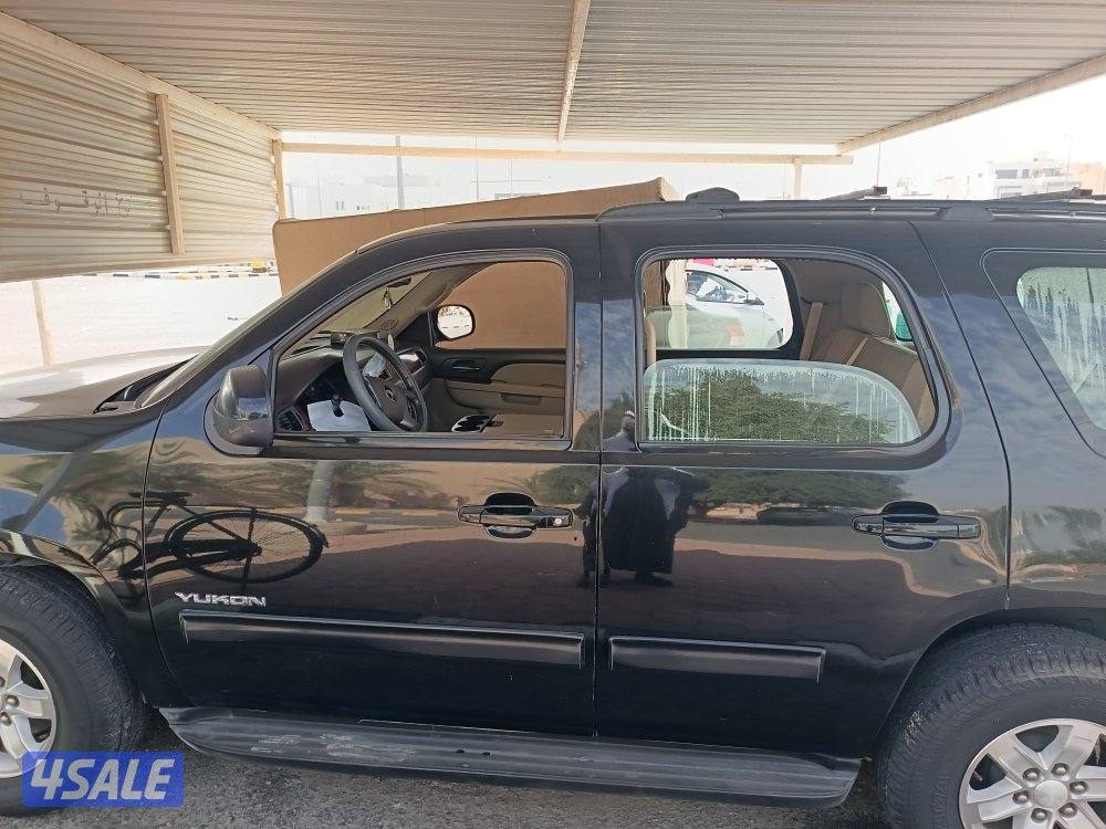 يوكن 2013، حالته سليمه شاصي قير فيه صبغ تجميلي،اللون اسود. ماشي 360الف0