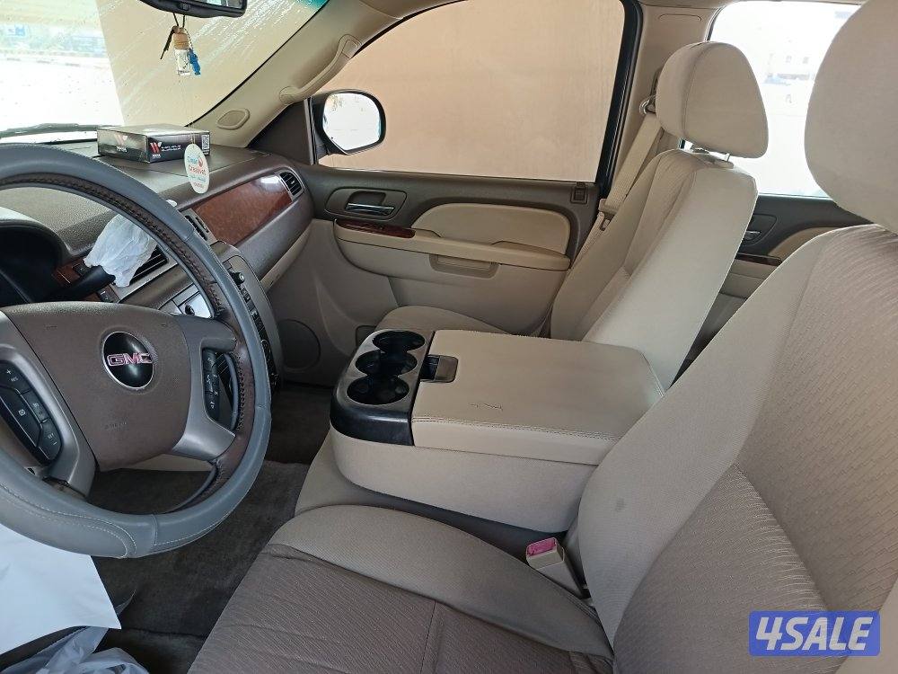 يوكن 2013، حالته سليمه شاصي قير فيه صبغ تجميلي،اللون اسود. ماشي 360الف2