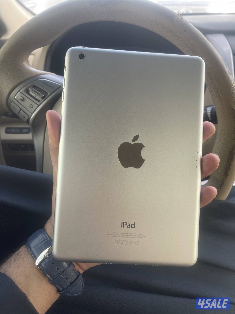رقم تلفون ل تواصل ()iPad Air 1 شبه نظيف1