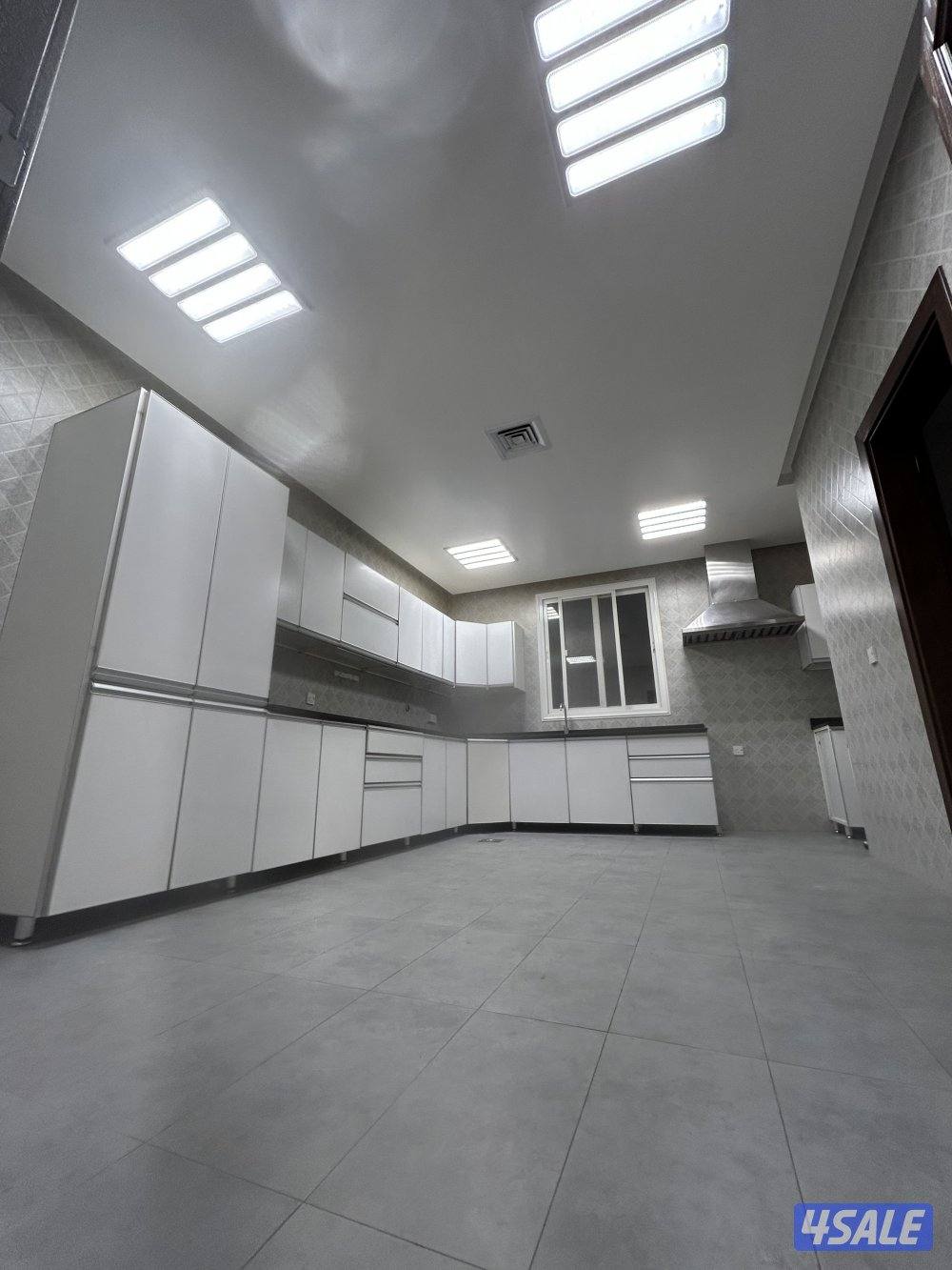 مشرف للايجار دور كامل كبييير ب850٠٠دك ٤غ ١غعامله وصاله0