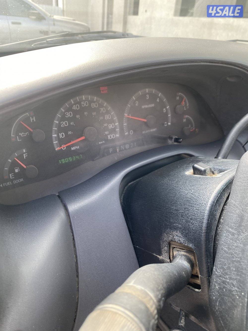 للبيع وانيت فورد مديل ١٠٠٢ لون رصاصي قماره ونص شغال أموره4