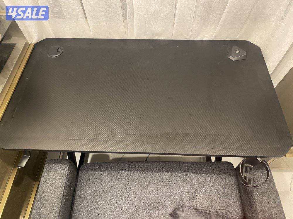 للبيع طاوله قيمنق2