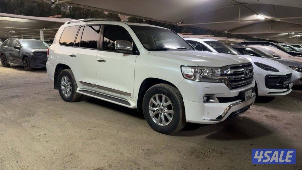 لاند كروزر (قمه بالنضافه وكاله الساير ) ممشى قليل1940