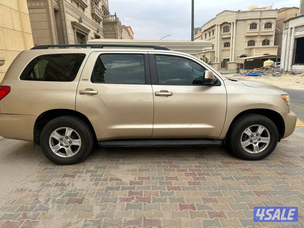 سيكويا اللون ذهبي من داخل بيج سيارة نظيفة وبحالة ممتازة مويل 20130