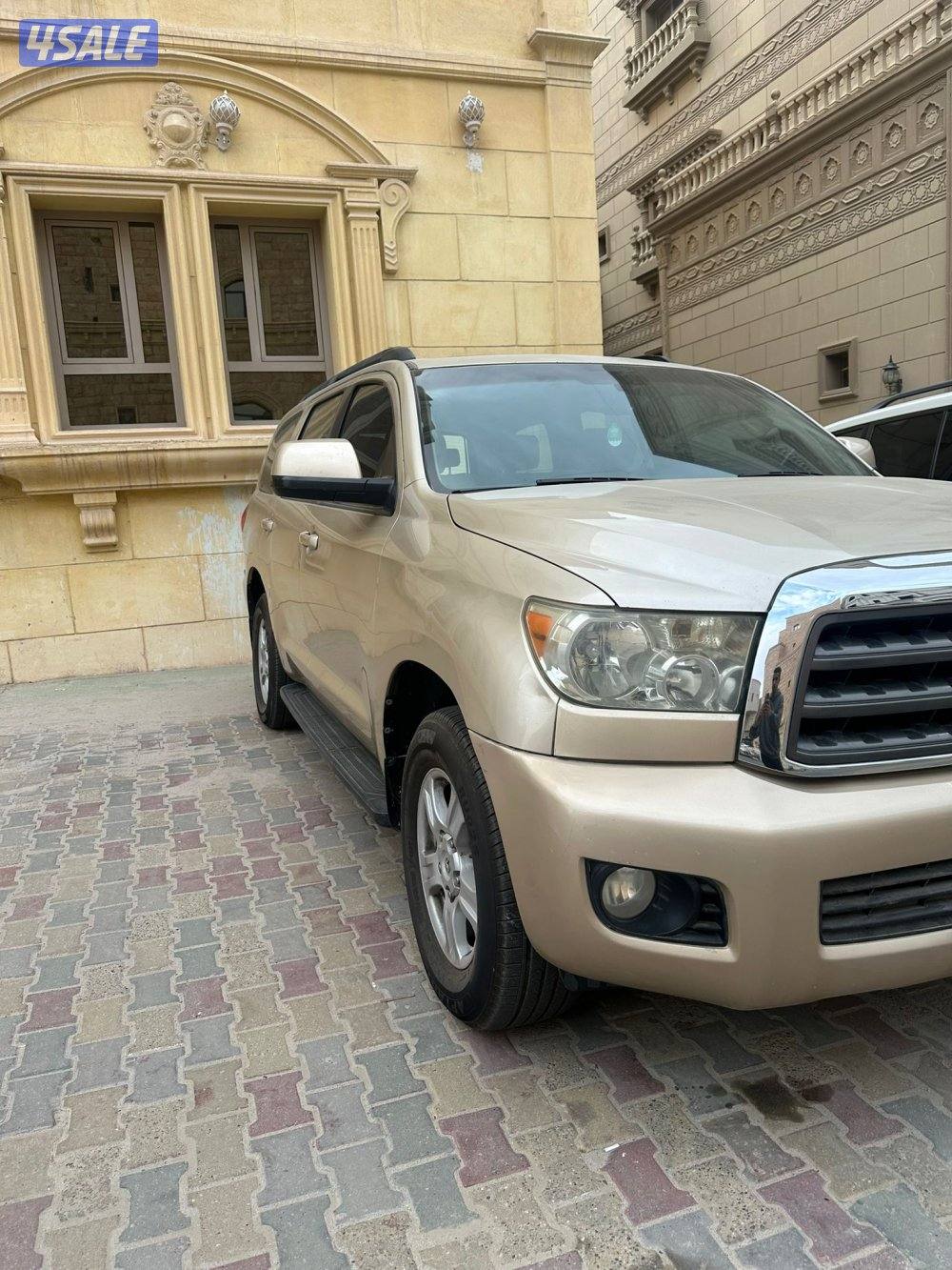 سيكويا اللون ذهبي من داخل بيج سيارة نظيفة وبحالة ممتازة مويل 20131