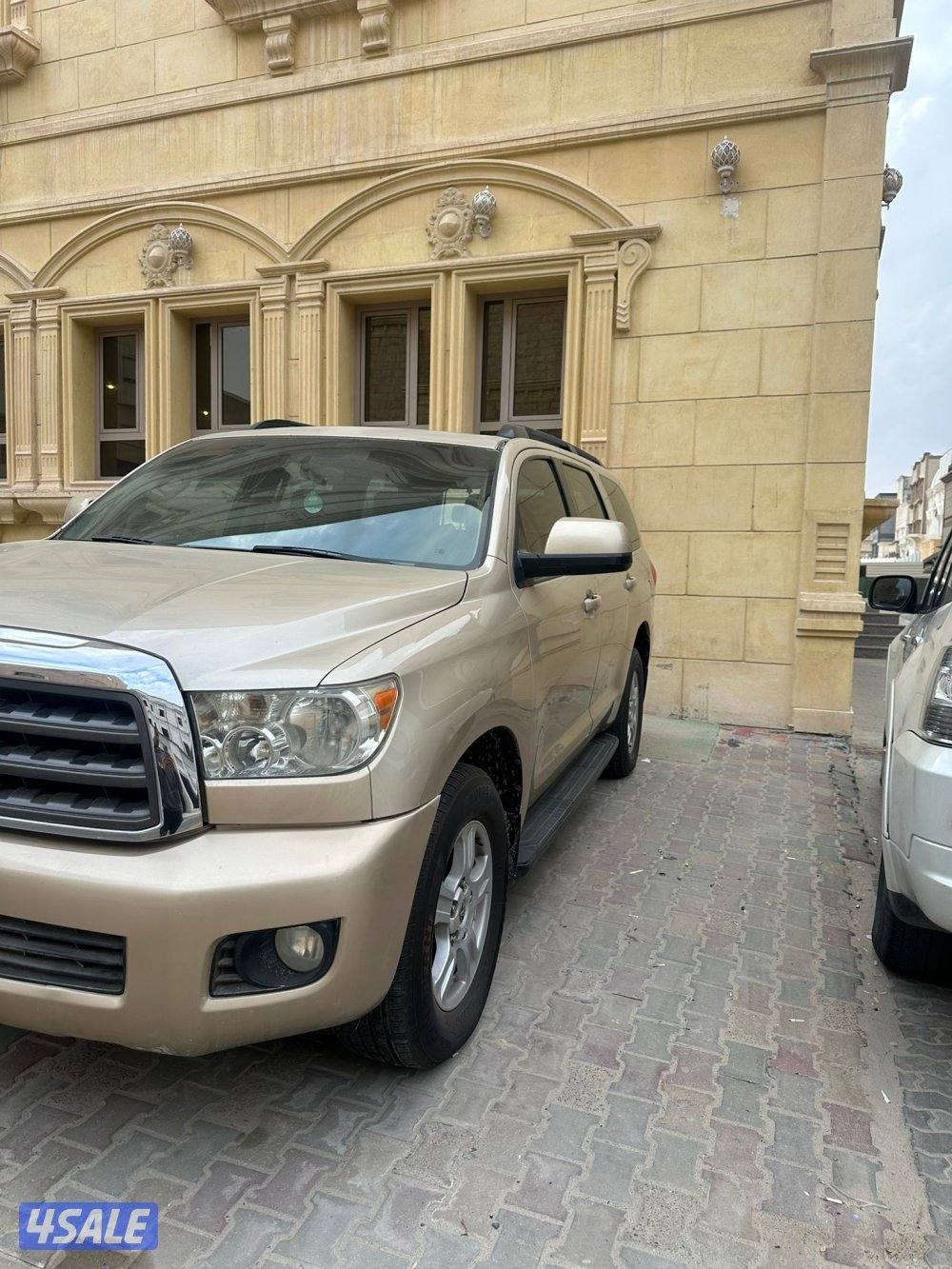 سيكويا اللون ذهبي من داخل بيج سيارة نظيفة وبحالة ممتازة مويل 20132