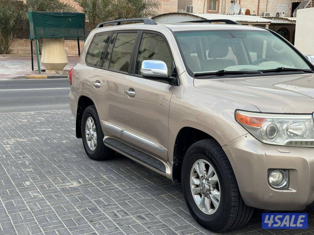 لاند كروزر ذهبي GXR 20122