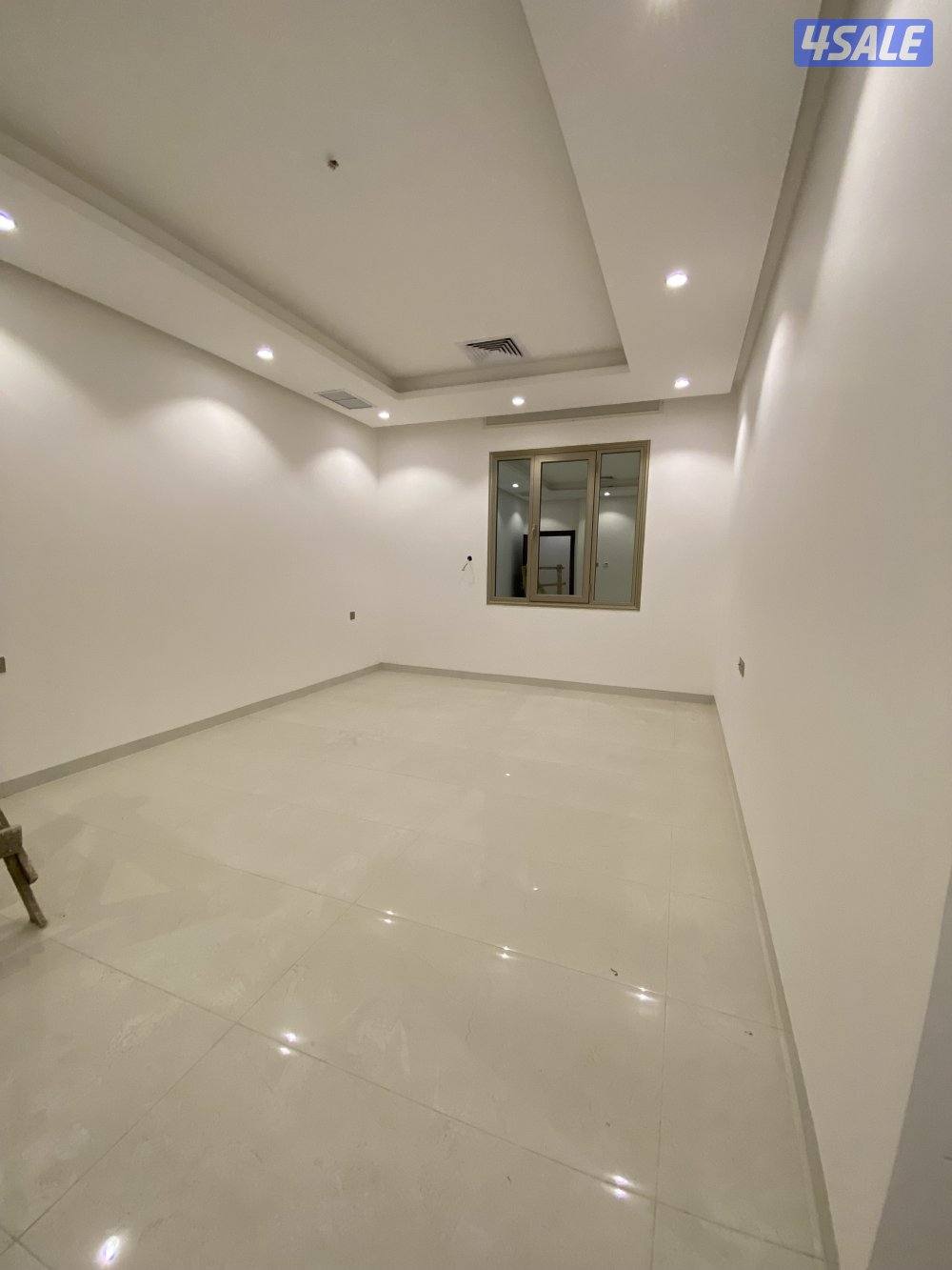 للايجار شقتين جوار بعض وشقه مع سطح اول ساكن بجنوب عبدالله المبارك1