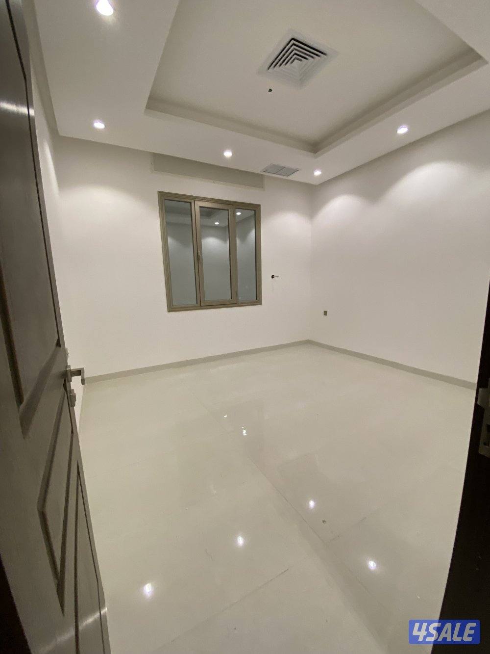 للايجار شقتين جوار بعض وشقه مع سطح اول ساكن بجنوب عبدالله المبارك3