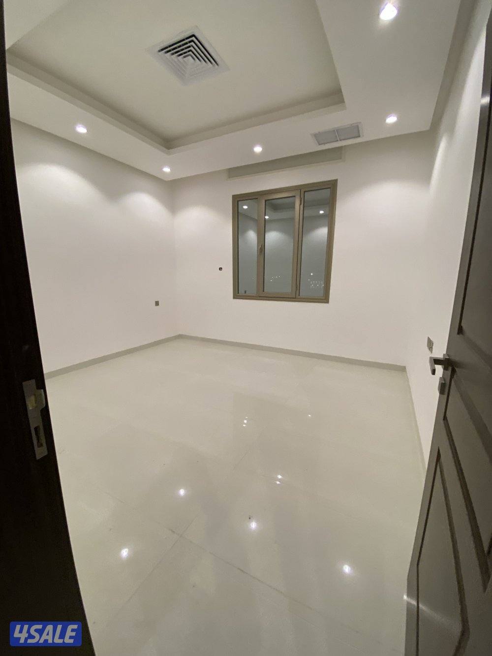 للايجار شقتين جوار بعض وشقه مع سطح اول ساكن بجنوب عبدالله المبارك4