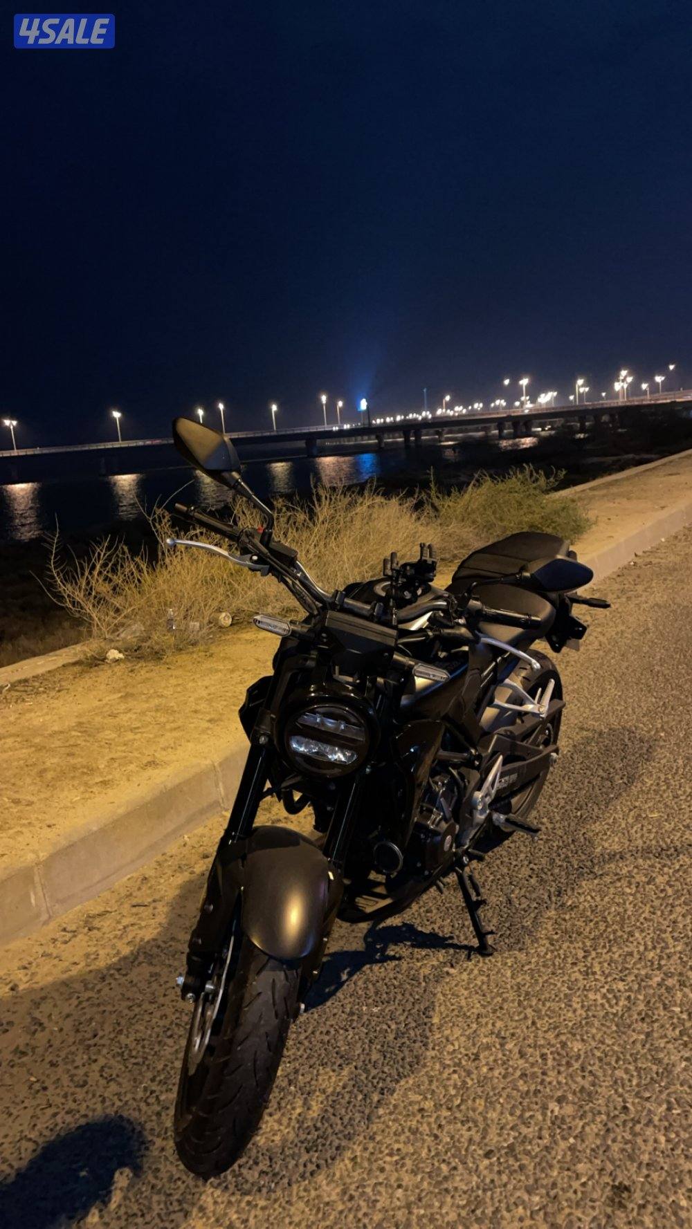 للبيع سيكل هوندا CB300R4