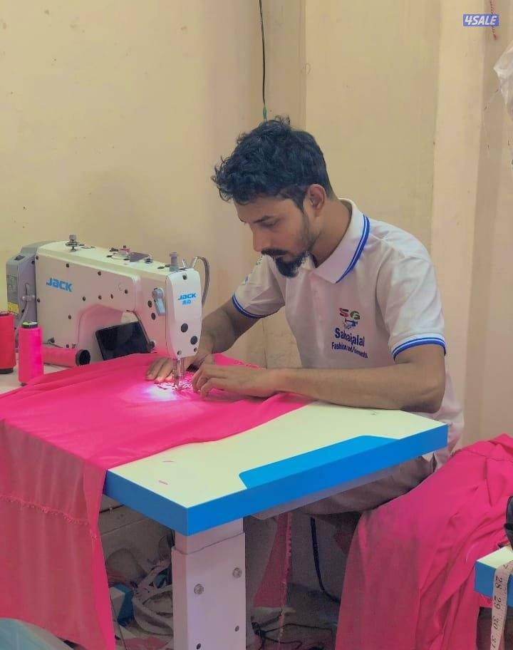 الخياطات النسائيات مهتمات بالعمل.0