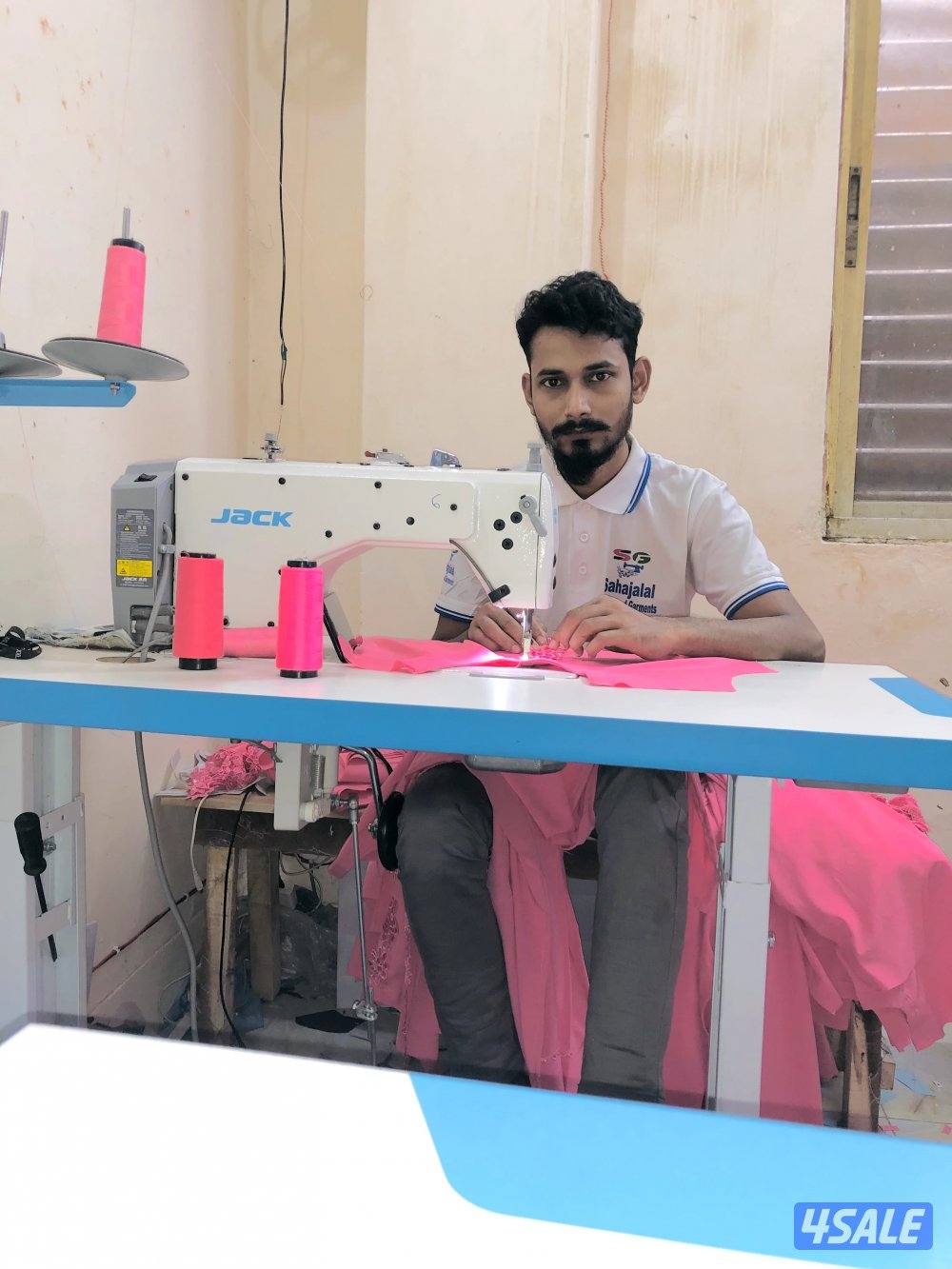 الخياطات النسائيات مهتمات بالعمل.1