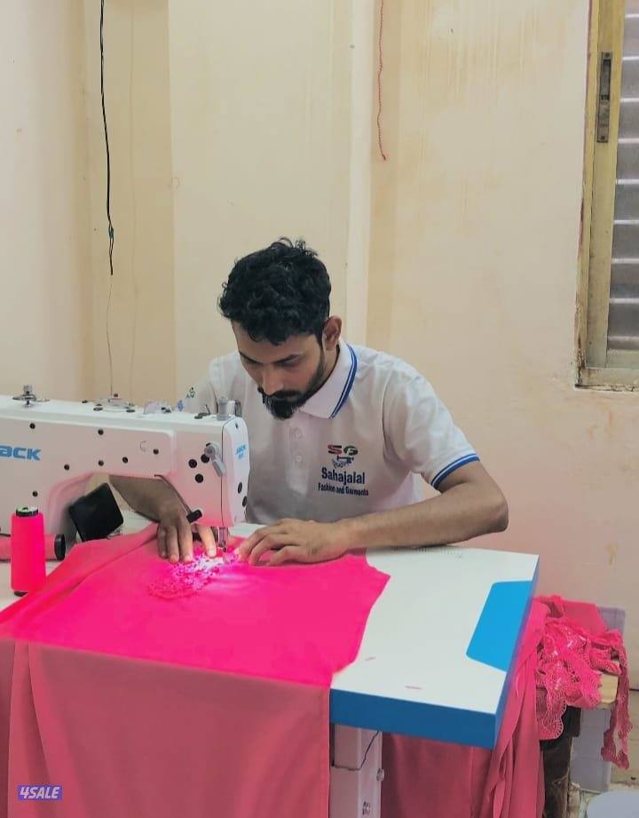 الخياطات النسائيات مهتمات بالعمل.3