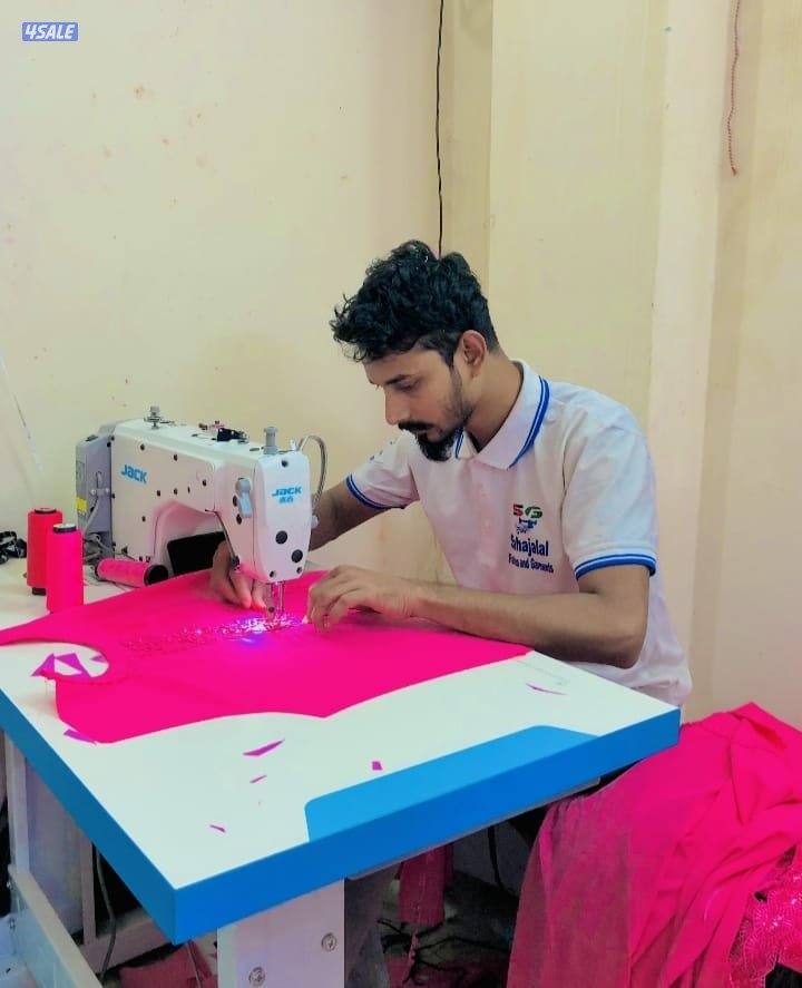 الخياطات النسائيات مهتمات بالعمل.2