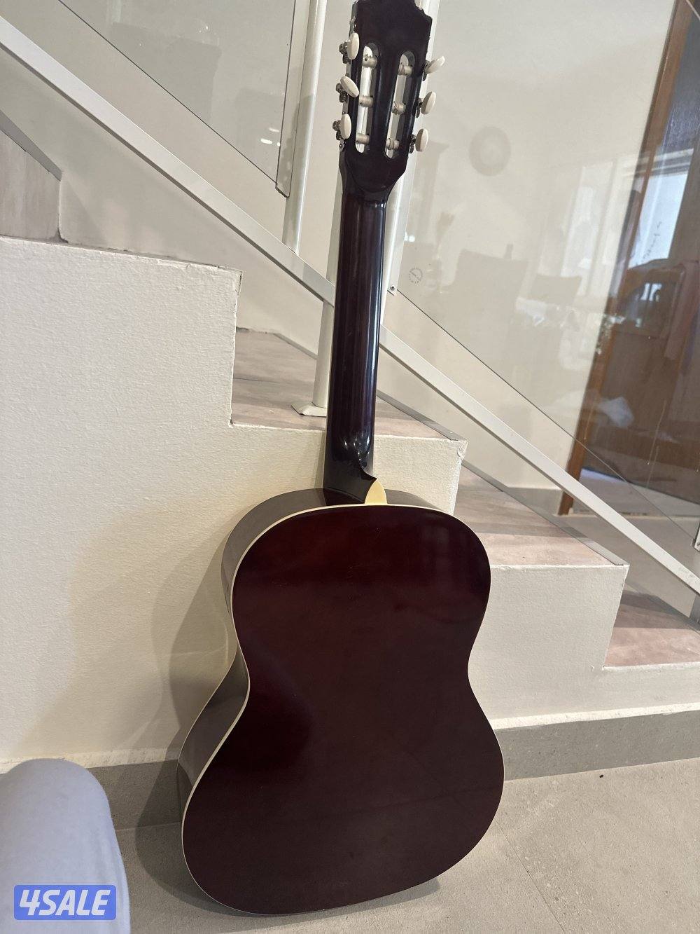 جيتار ونسا  مع اغراض والكرتون جديد رقم التواصل5