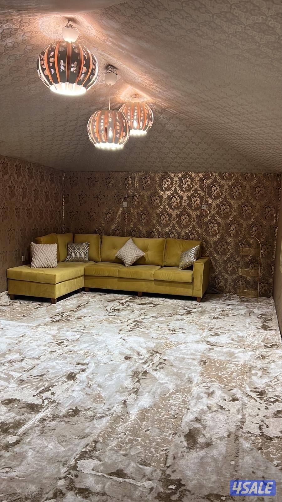 ديوانيه ٤ في ٦ نظيفه جدا وتم عمل لها عازل إضافي جديد مع الطقم الوفره1