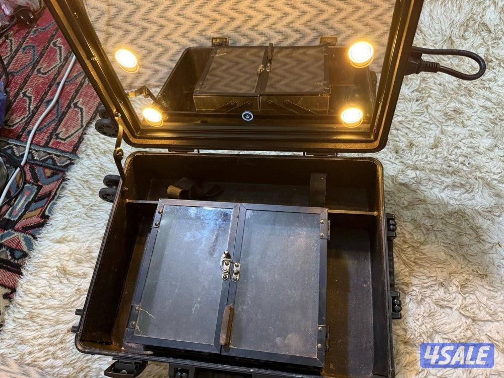 للبيع حقيبة مكياج احترافية متكاملة (ستوديو متنقل) مع أرجل وإضاءة - حال2