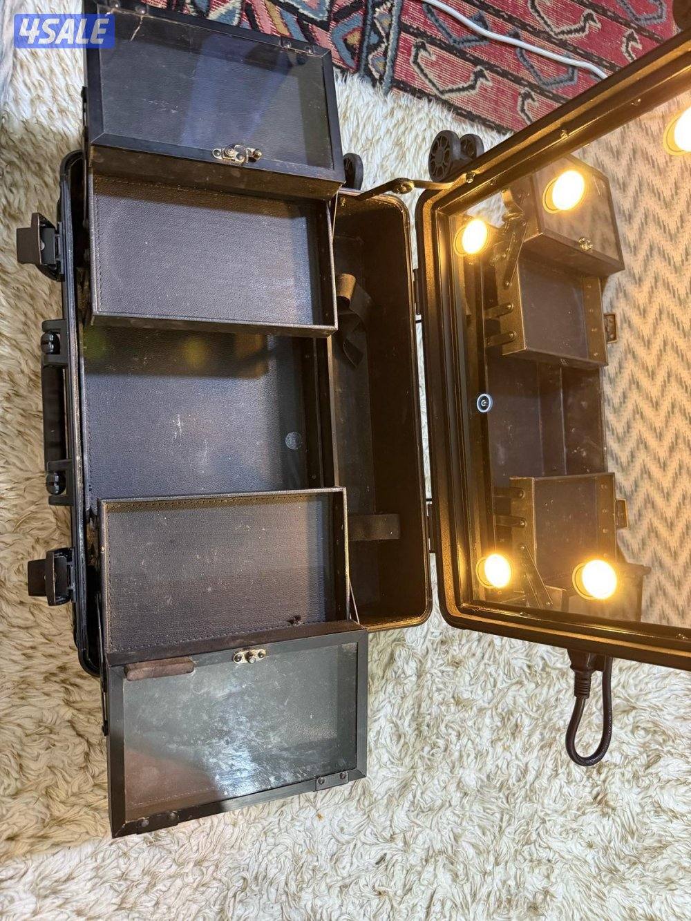 للبيع حقيبة مكياج احترافية متكاملة (ستوديو متنقل) مع أرجل وإضاءة - حال3