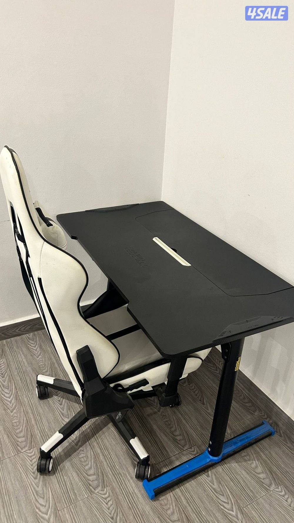 طاولة وكرسي قيمنق0