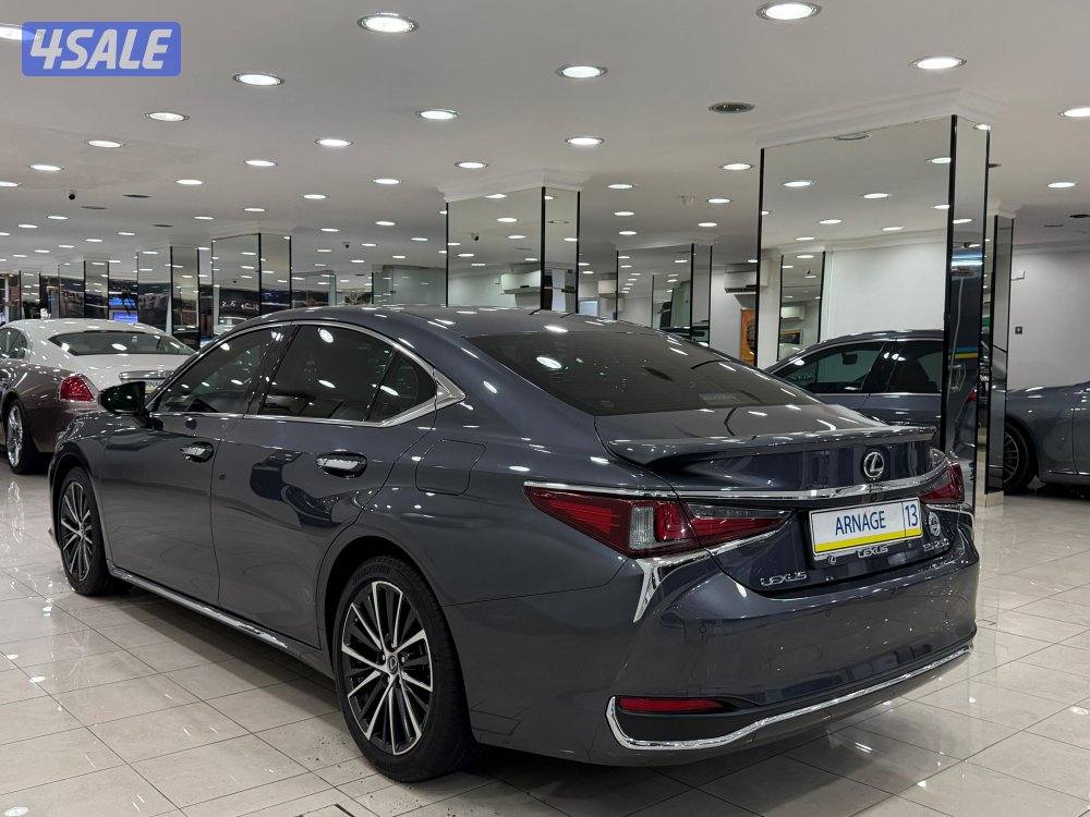 لكزس ES250 وكالة تحت الكفالة موديل ٢٠٢٣ عداد ١٦ الف كيلو2