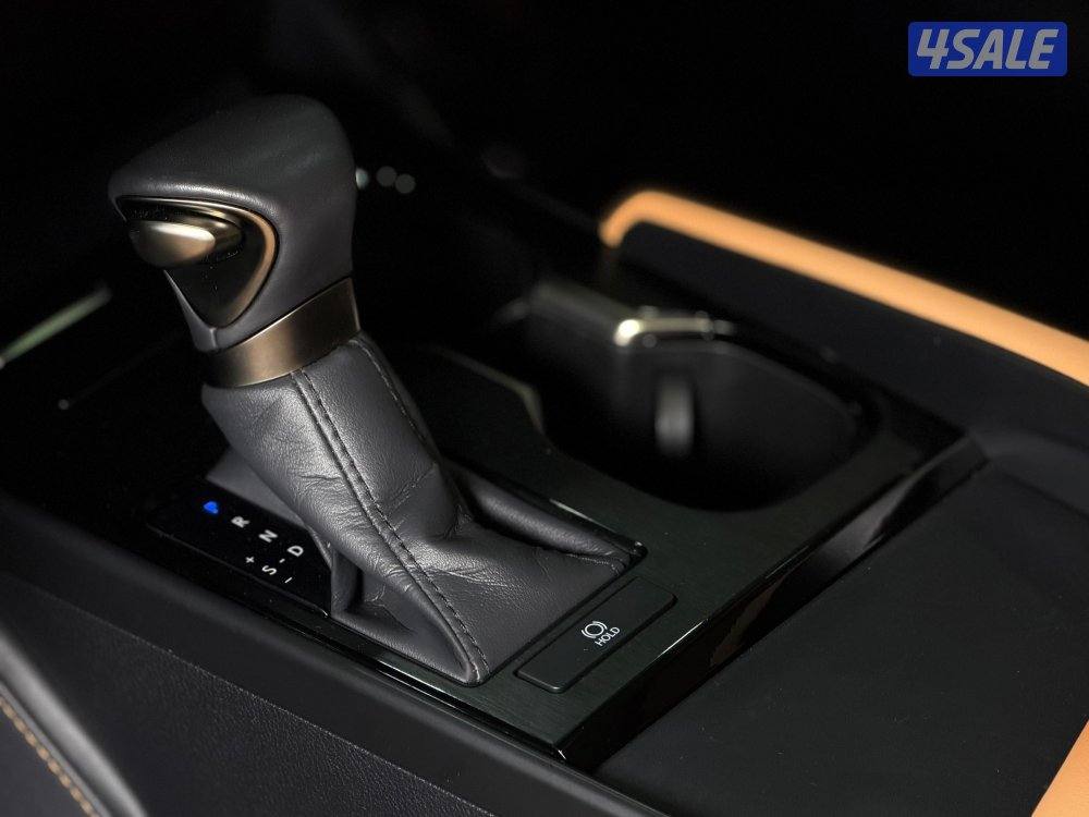 لكزس ES250 وكالة تحت الكفالة موديل ٢٠٢٣ عداد ١٦ الف كيلو5