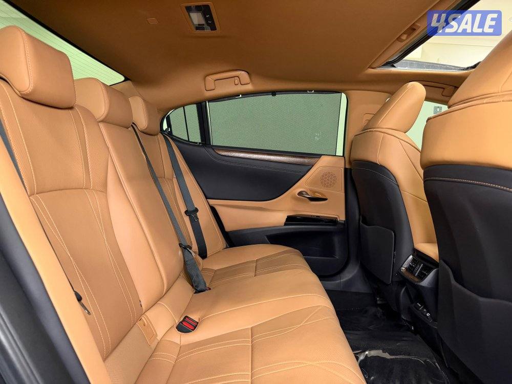 لكزس ES250 وكالة تحت الكفالة موديل ٢٠٢٣ عداد ١٦ الف كيلو7