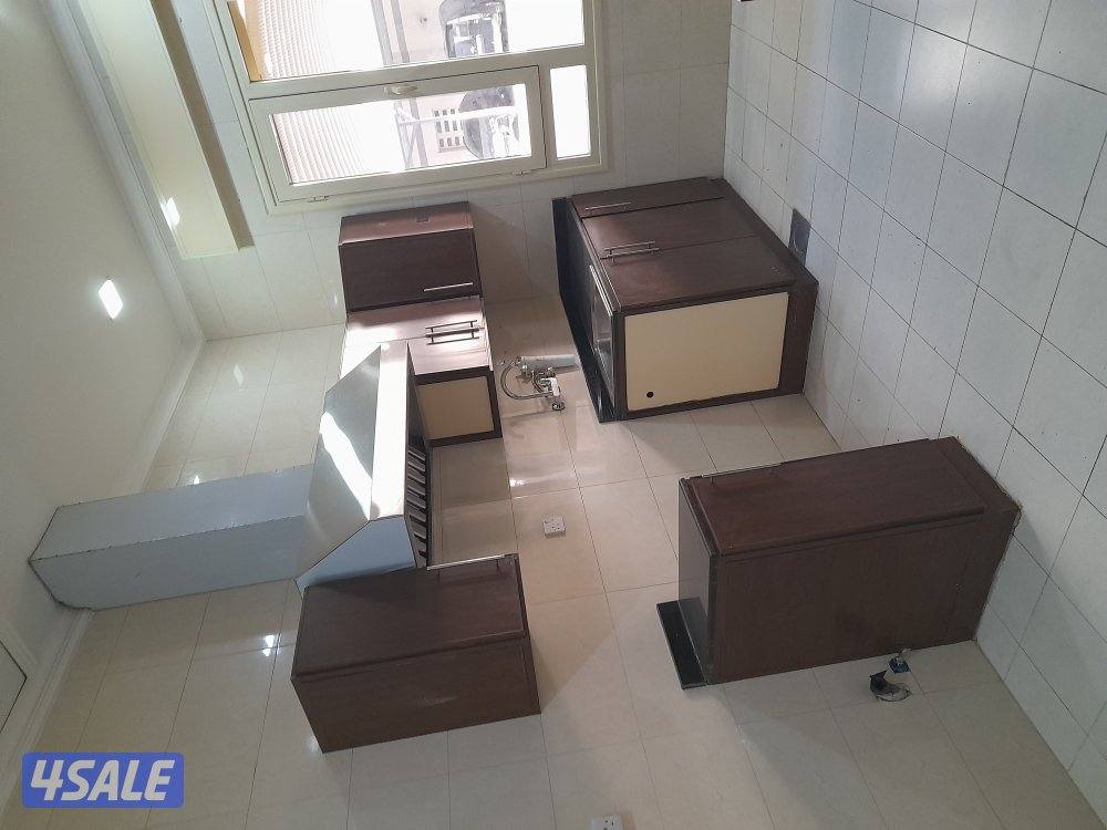 دور ارضي ٤غرف وخدامه مستر وصاله ويوجد دور صاله كبيره ودوانيه وغرفة ساي3