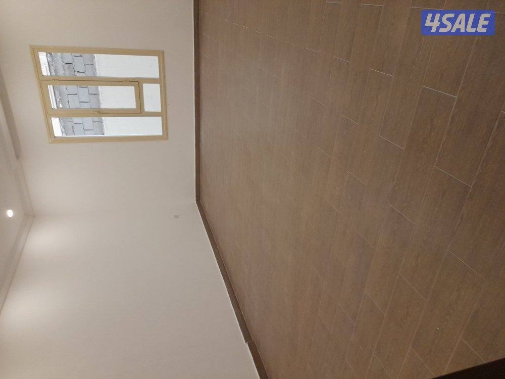 دور ارضي ٤غرف وخدامه مستر وصاله ويوجد دور صاله كبيره ودوانيه وغرفة ساي5