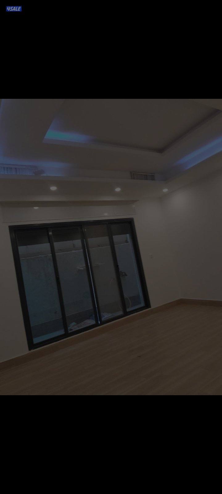 دور ارضي ٤غرف وخدامه مستر وصاله ويوجد دور صاله كبيره ودوانيه وغرفة ساي9