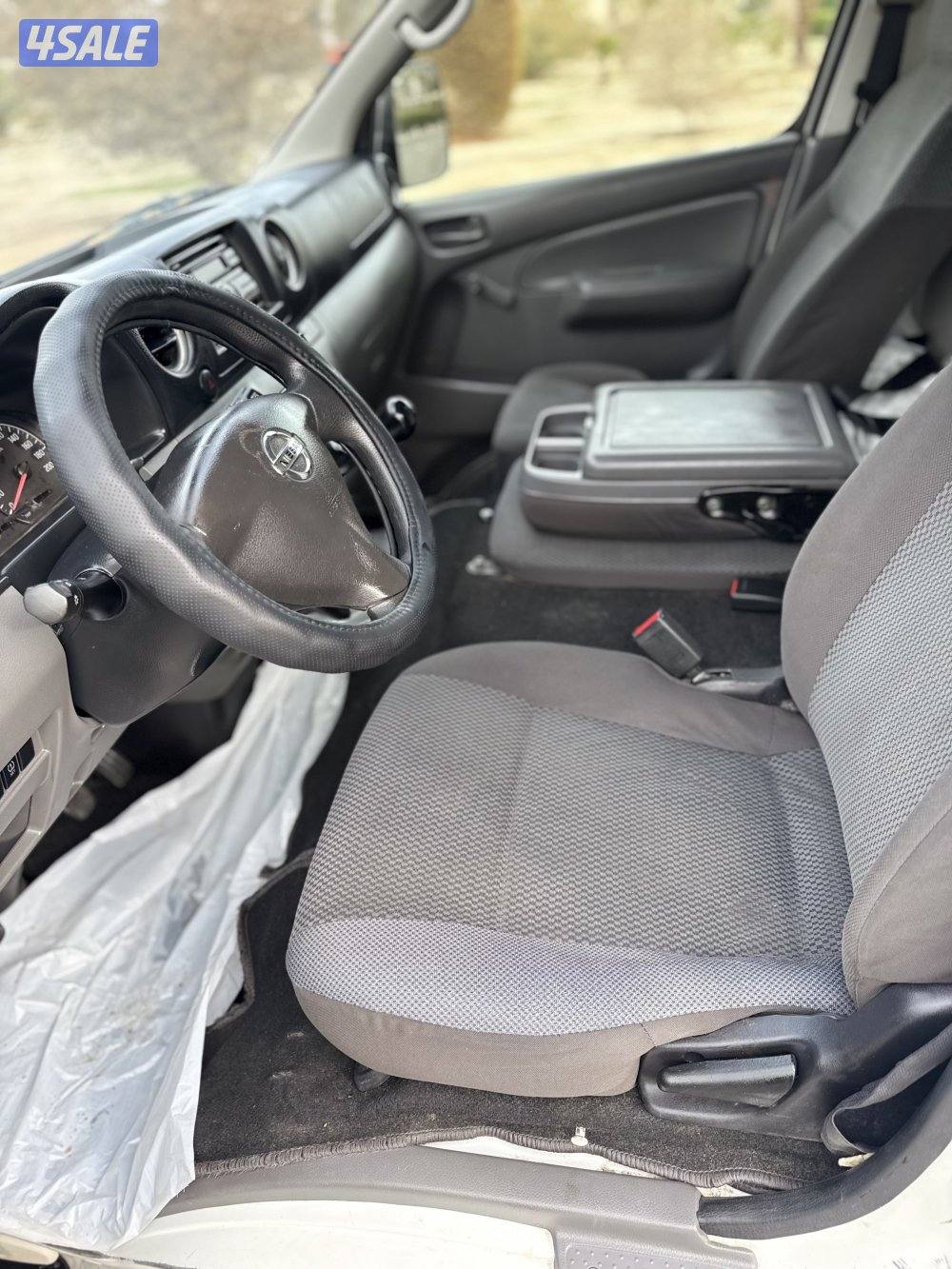 نيسان اورفان ٢٠١٧ ماشي ٦٩. الف Nissan urvan 2017 69k..kms6